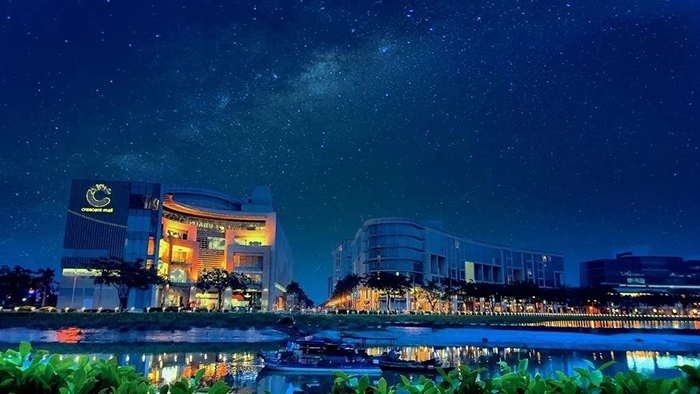 Cresent Mall nổi bật giữa bầu trời đêm đầy sao 